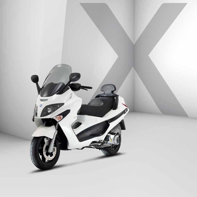 XEVO 125 * BUSINESS CLASS NERO METEORA BIANCO LUNA Double access to the storage compartment for 2 full face helmets or objects up to 80 cm long / Maximum comfort: large saddle, ergonomic handle with