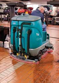 The scrubbing side brush provides a 45 in / 1145 mm scrub path, and a large 50 gal / 190 L solution tank is engineered for maximum cleaning performance and productivity.