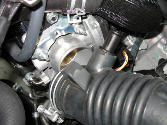 e) Loosen the hose clamp and pull the intake tube clear of the throttle body.