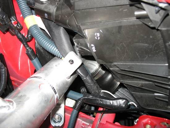 m) If the wire harness behind the headlight rubs the pipe, secure