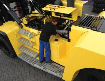 This sidetilting Hyster Vista cab together with the gas-spring assisted gull-wing shaped engine hoods and a rear opening hood, offer excellent service access