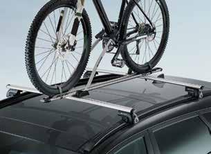 Reduce the struggle of loading your gears with the Ski & snowboard carrier 400 for up to 4 pairs of skis or 2 snowboards.