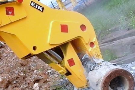 The crusher incorporates a rebar cutter, always a welcome feature in concrete crushing and demolition work.