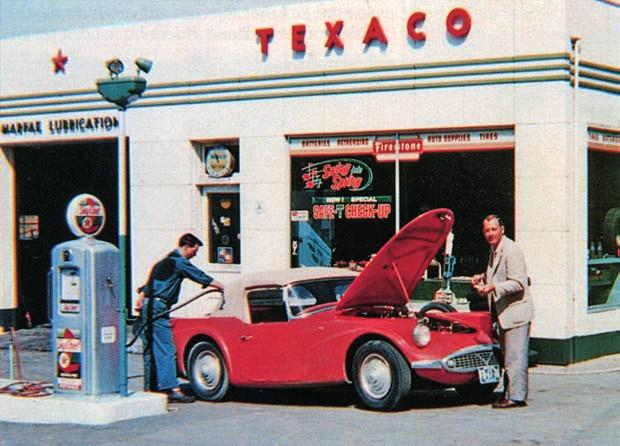 After the New York Show in 1959, George Fabel and Walt Fulton took the show car on a 6500-mile publicity tour of the USA. This is a gas stop in New York.