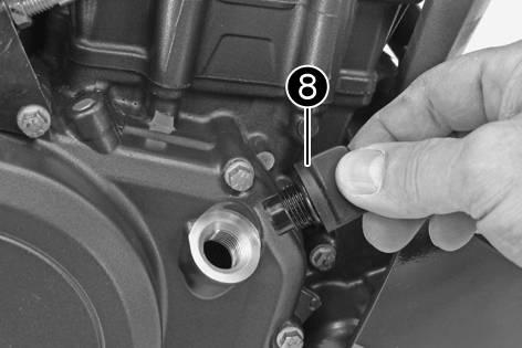17 SERVICE WORK ON THE ENGINE 148 Remove filler plug and the O-ring from the clutch cover and fill up with engine oil. Engine oil 1.7 l (1.8 qt.) Engine oil (SAE 15W/50) ( p.