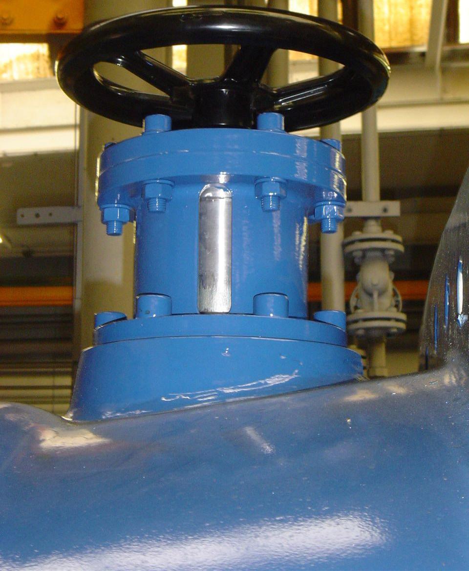 The UVV lock is operated by pushing the movable bolts, when required with a handwheel, radially in the direction of the pipe centre behind the disk in the closed position.