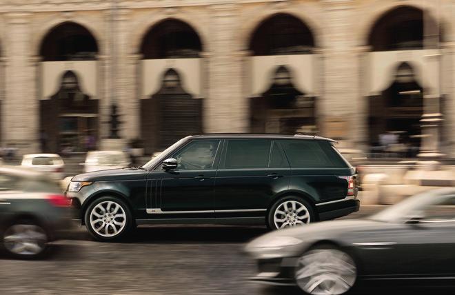 The Range Rover drive is confident and assured with the legendary Command Driving Position* giving the driver the best possible view of the road ahead.