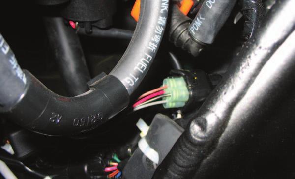H The controller can lay on top of the engine or be securely fastened to the harness. Verify the controller does not come into contact with the fuel tank when it is in place.