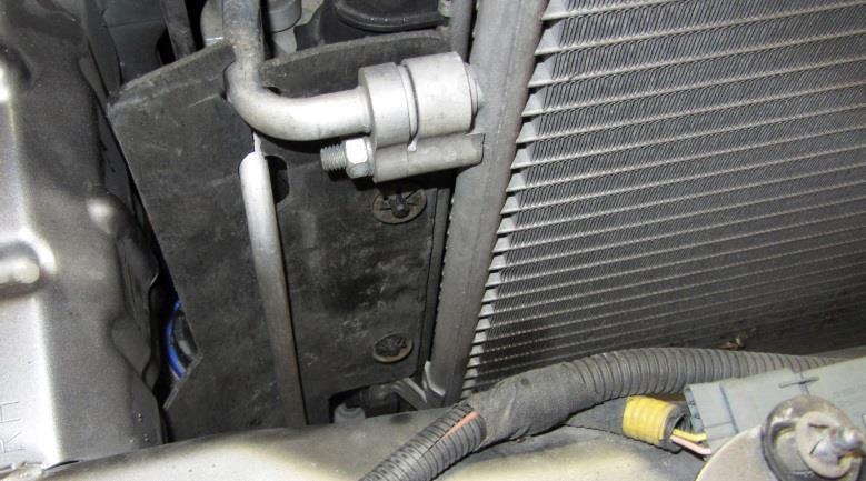 12. Remove the air guides on both sides of the intercooler by gentle pry out the tabs in the washer and then remove