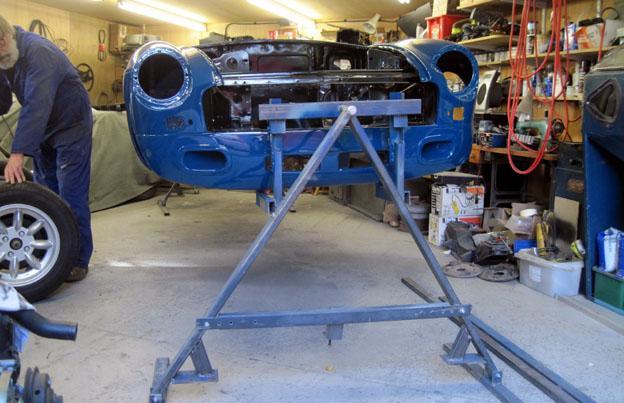 I had allowed a couple of days to get the axle out and the bodyshell back on the spit and Dugald and I had nearly