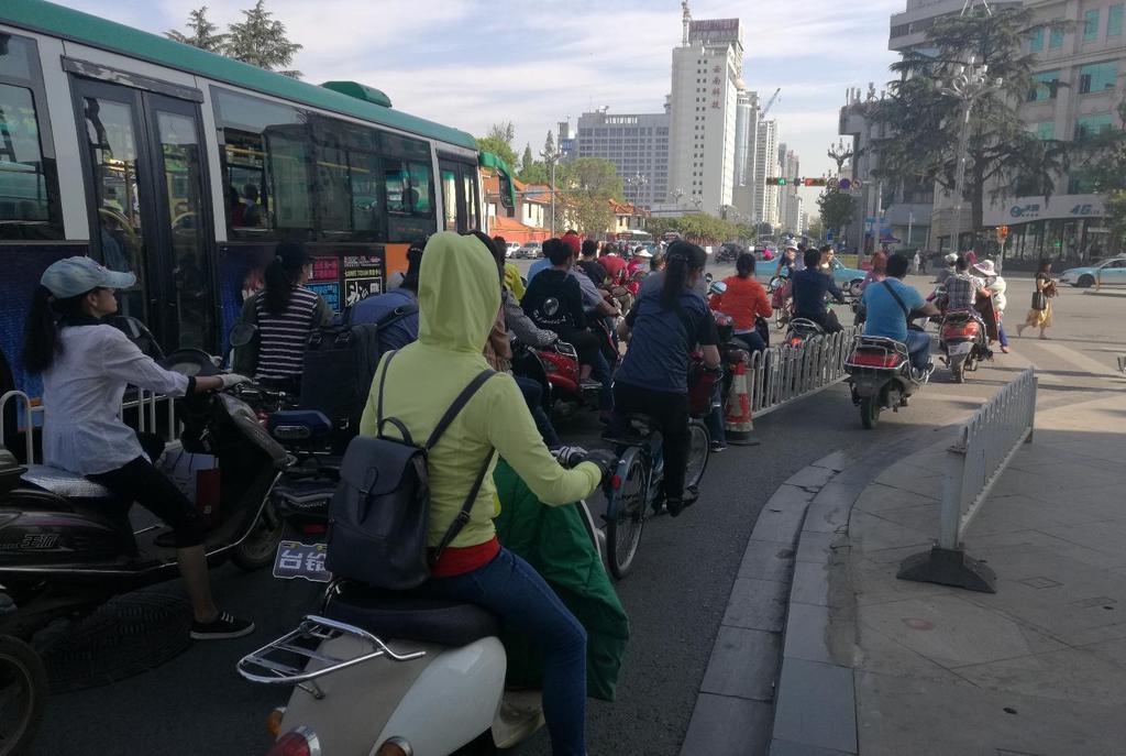 昆明自行车和小汽车流量调查 Kunming, insufficient right of way Hourly Bike Volumes 4000 3500 3000 2500