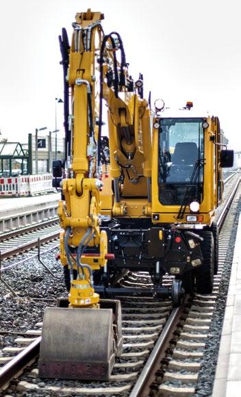 Operation at the optimum level Continuous self-leveling of the rail running gear ensures smooth movement of the rail-road excavator