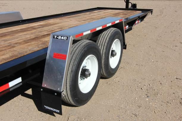 Effective Date: 03/2012 ALUMINUM BOLT-ON FENDERS ALUMINUM BOLT-ON FENDER OPTION Aluminum bolt-on fenders are a great addition to keep your Towmaster trailer