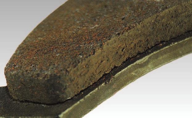 Brake pads Detachment of the friction material due to corrosion Edge detachment due to the use of new brake pads on extremely worn brake discs.