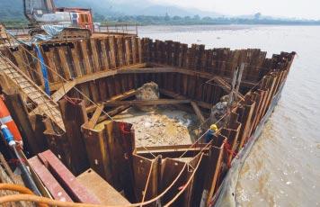 Since Deep Bay is environmentally sensitive, silt-screen was erected (photo centre) during the bore-pile forming process in order to avoid the