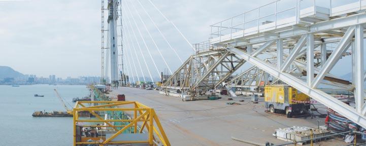 View on the deck of main span with a heavy-lift gantry positioned and anchored for the onward