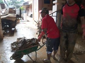 Dalam program sehari suntuk ini, sukarelawan UniSZA bersama beberapa jabatan lain telah sedaya upaya untuk membersihkan bangunan sekolah dan asrama yang dipenuhi lumpur.