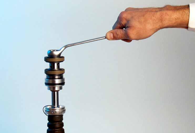 Disassembly piston-rod Unscrew the piston-rod nut.