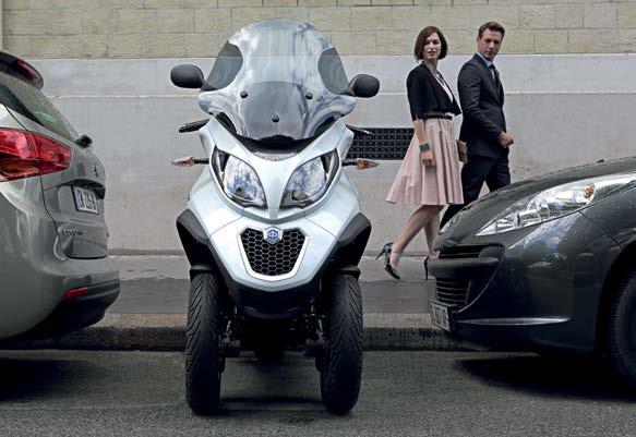 Simply press a button on the handlebar to activate the roll-lock system and keep the parked Piaggio MP3 perfectly stable.