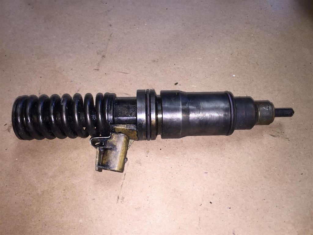 Cummins STC Injectors $35.00 Should have metal link. No plier marks on body.