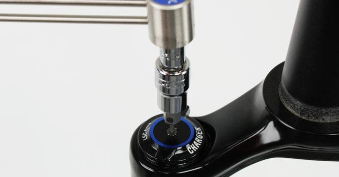 3a RCT3: Install the compression mode adjuster knob onto the top cap with the tab in the forward, unlocked position. RCT3 Install the low speed compression adjuster knob onto the hex adjuster rod.