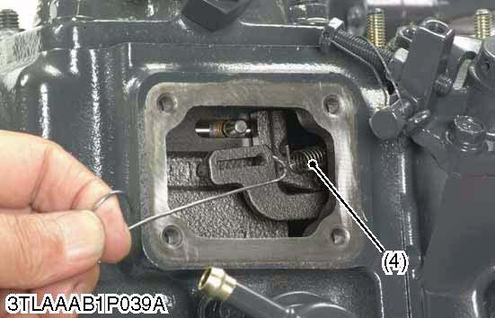 (When reassembling) Hook the small spring (4) first and then the large governor spring (2) on the speed control plate (6).