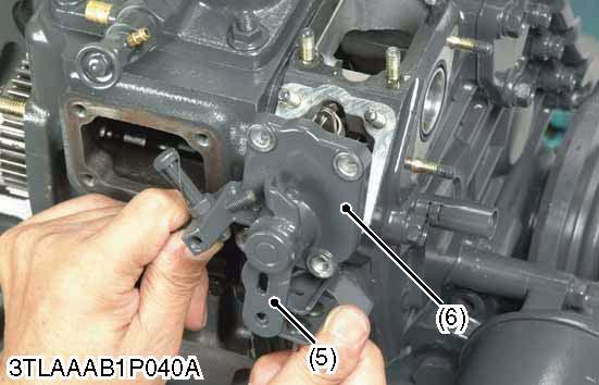 Using the specific tool (1), hook the small governor spring onto the fork lever (3).