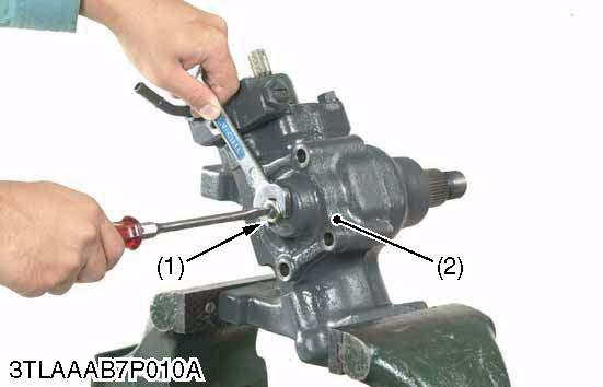 (When reassembling) Install the pitman arm to the sector shaft, aligning their aligning marks (2).