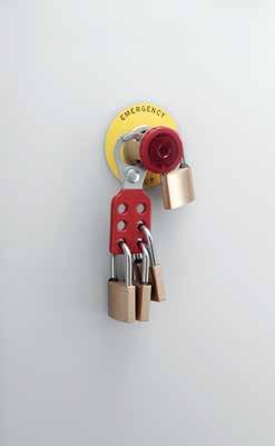 Operation allowed When preventing unauthorized resetting Install the padlock. Or use a hasp. Remove the padlock.