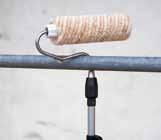 Practical: The InlineRoller can be easily rested on the scaffold due to the shape of its attachment. Bendable, flexible hose (incl.