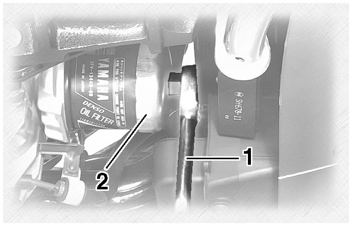 Install the new oil filter cartridge with an oil filter wrench, and then tighten it to the specified torque with a torque wrench. Tightening torque: Oil filter cartridge: 17 Nm (1.