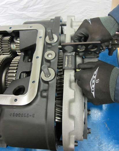 Install the Range Piston cap screw and torque to 20 25 lb-ft. 16.