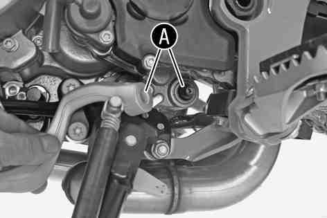 Mount the shift lever on the shift shaft in the required position and engage the gearing.