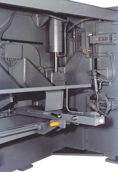 The fully open back provides the operator the possibility of easy removal or adapting different conveying and stacking systems to the machines.