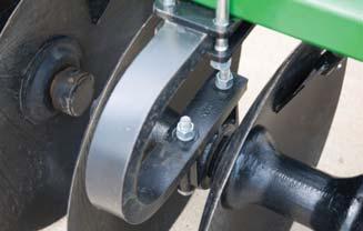 Disc Harrow 7000 Series Easier gauge wheel depth change (hydraulic on 7330, 7333, and 7336 models) Narrow, low-profile
