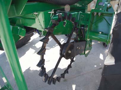 Telescoping Tongue extends for transport and retracts for tighter turns on turn rows Center-flex for easier harvest with 6- or 8-row corn heads 12 16-row Yield-Pro Planters Folds to a narrow 4,15 m