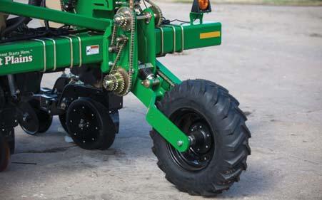 POSITIVE GROUND DRIVE Large diameter spring-loaded gauge wheels plus a third centre section ground drive provides a simple, yet positive, 3-section drive.