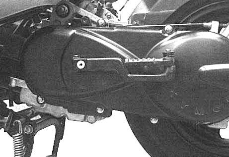 Install the clutch outer. Hold the clutch outer with the universal holder.