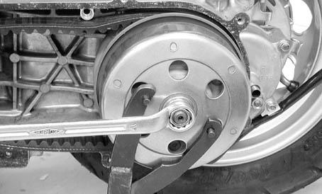 Install the starting ratchet by aligning the starting ratchet teeth with the crankshaft teeth. Special Do not get oil or grease on the drive belt or pulley faces.
