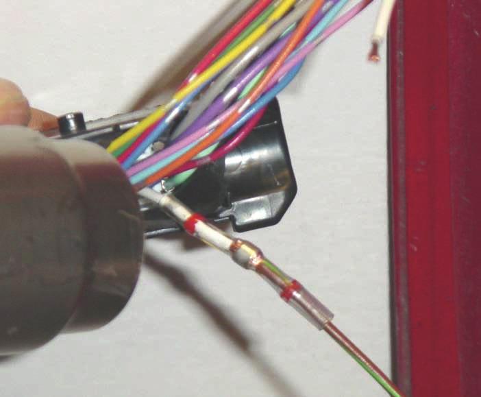Please use a hot air dryer to heat up the solder shrink connectors from outside to inside.
