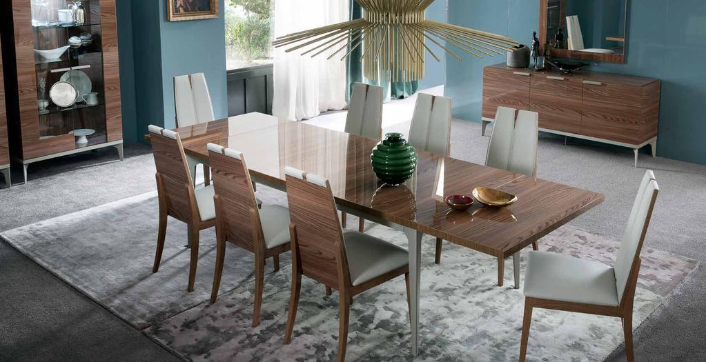 Il tavolo allungabile accoglie comodamente 8 sedie. This new bedroom features the high-gloss vanilla elm finish. El nuevo dormitorio que se distingue por el acabado Olmo Vanilla brillante.