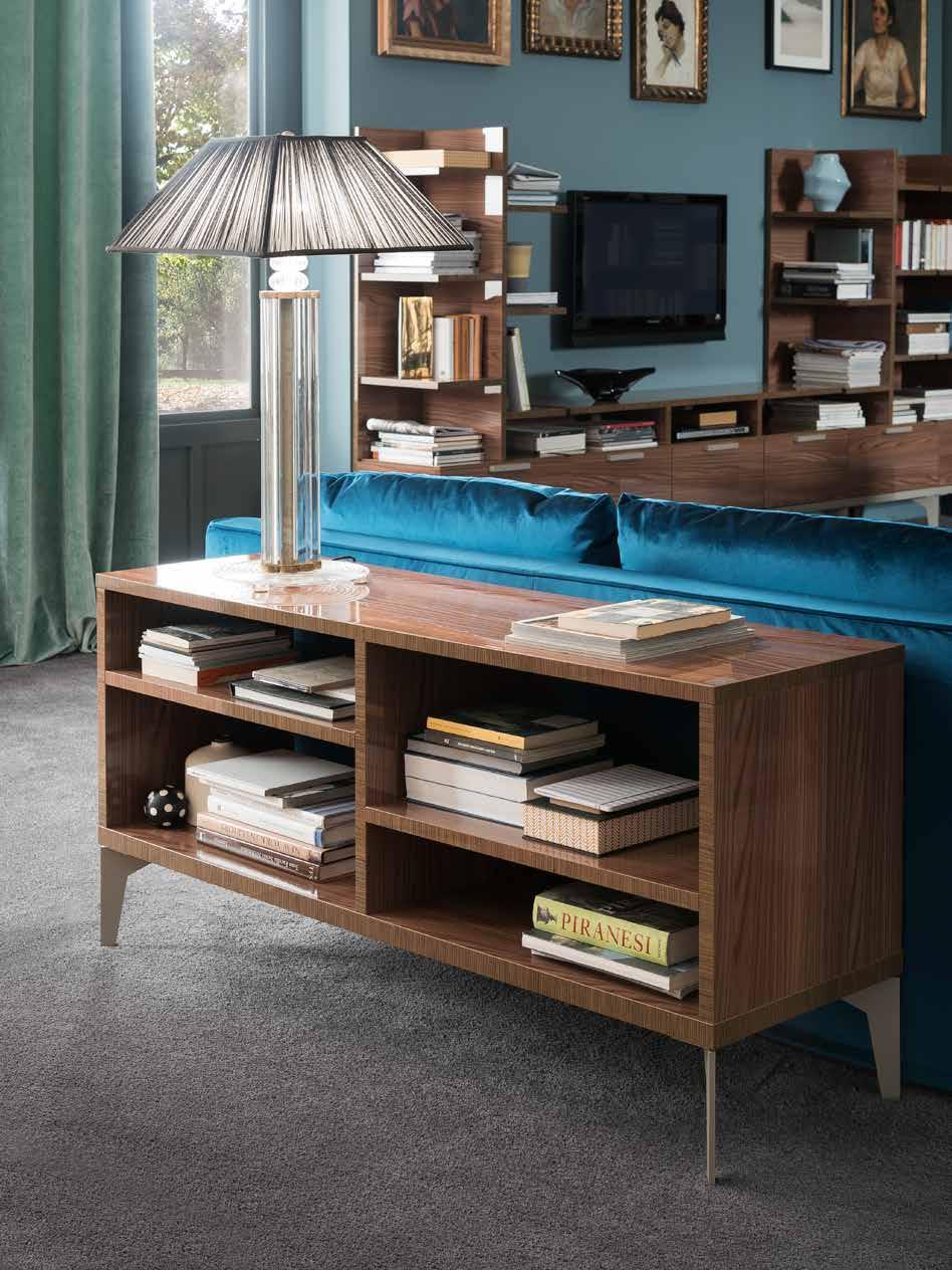 I moduli libreria offrono grande libertà compositiva. The modern, linear design is emphasised by the base with painted metal feet.