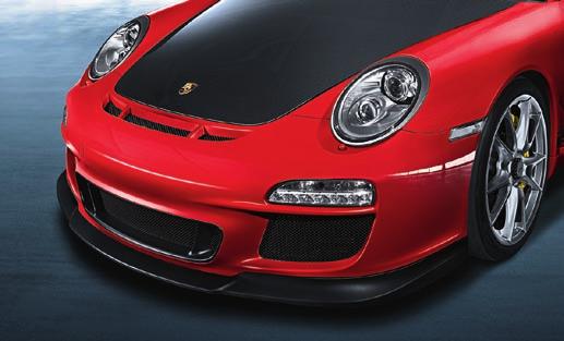 Compared to the front lid in aluminium (standard on the 911 GT3 and 911 GT3 RS) it saves 2 kg in weight.