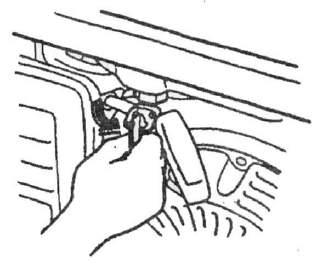 Be sure to return the fuel valve lever to the OFF position after stopping the engine.