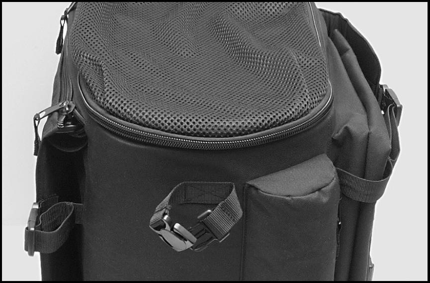 Tighten the side straps on either side of the backrest pad. Close the zippers on both sides of the pocket as far as they will go.