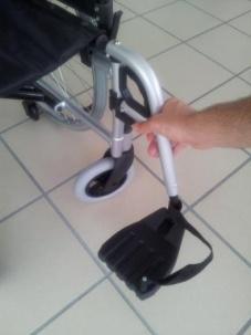 Placing the footrest back on your wheelchair Go to the front of the wheelchair; Place the footrest with an angle of 90 back on the