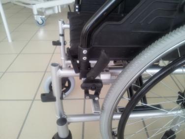 Putting the wheelchair brake on Take the black handle of the