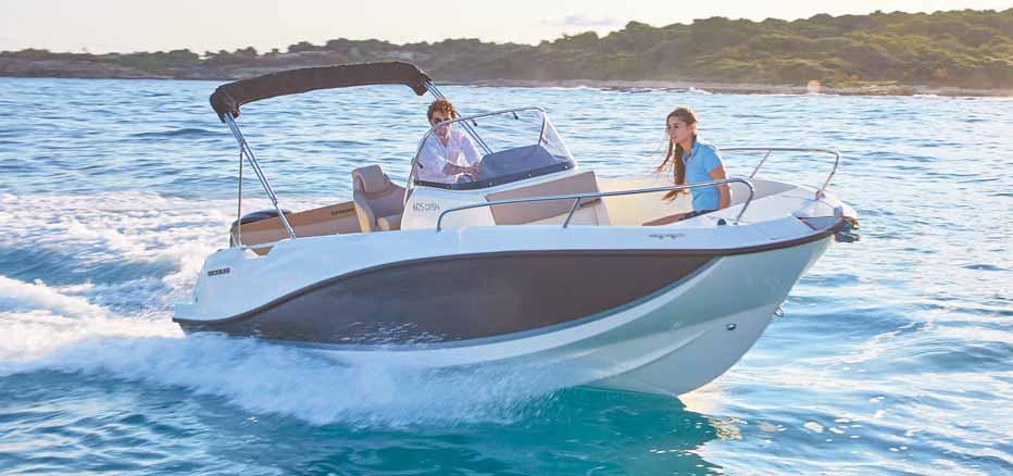 VERSATILITY The spacious bow seating area transforms into an extended sun lounge within seconds.