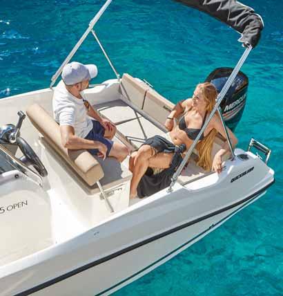 Bi-directional helm seating for boat driving and
