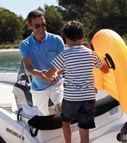 ACTIV 455 SAFETY The Activ 455 Open s ultra-modern hull, deep cockpit and unsinkable design make coastal cruising a breeze and guarantee safety for both adults and children.